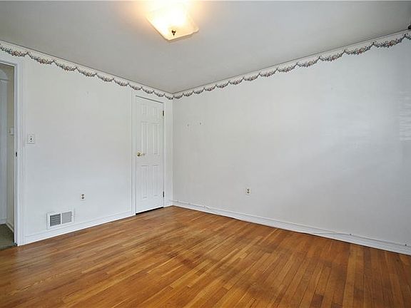 5th image of 371 Chess St