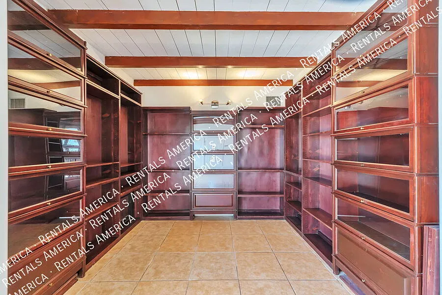 Large home, large yard, great location! — Photo 4