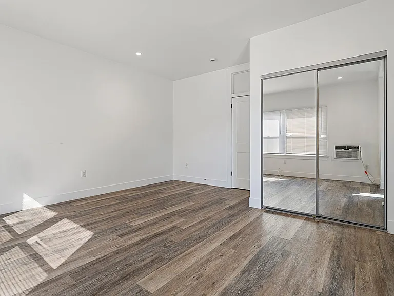 909 W 30th St — Photo 10