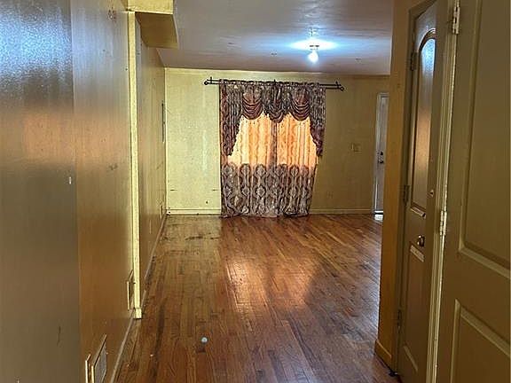 4th image of 58 Roff St W