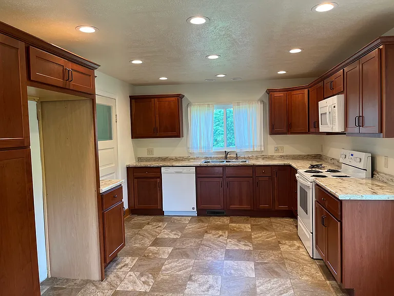 539 1/2 Scott Ridge Rd — Photo 4