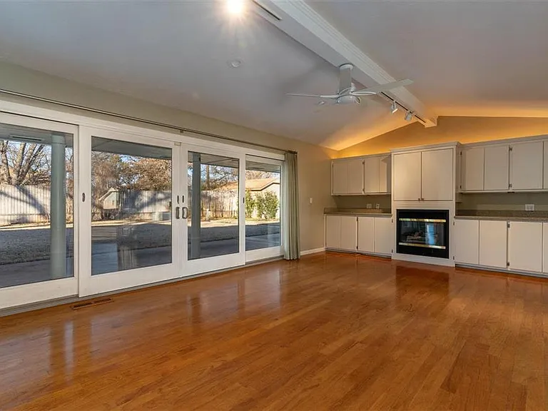 2406 W 10th Ave — Photo 3