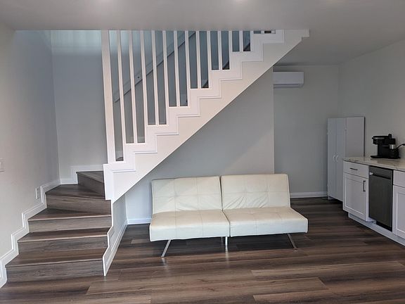 2nd image of 522 N Poinsettia Pl