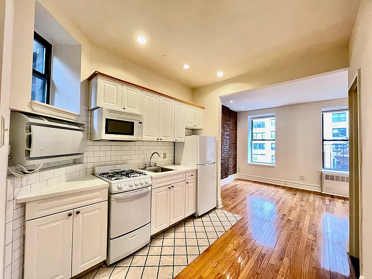328 E 34th St #B2 — Photo 1