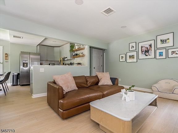 5th image of 148 Grove St #2
