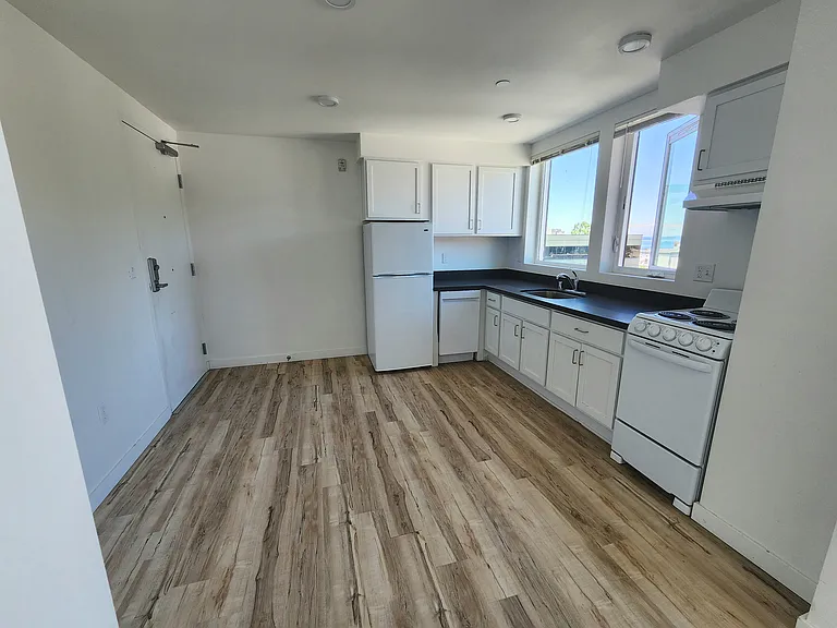 Russo Apartments — Photo 39