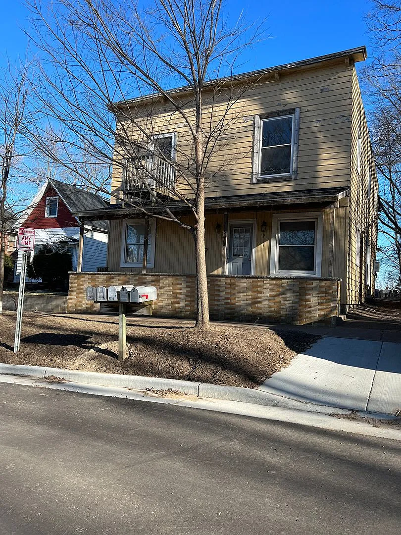1570 E Madison — Photo 1