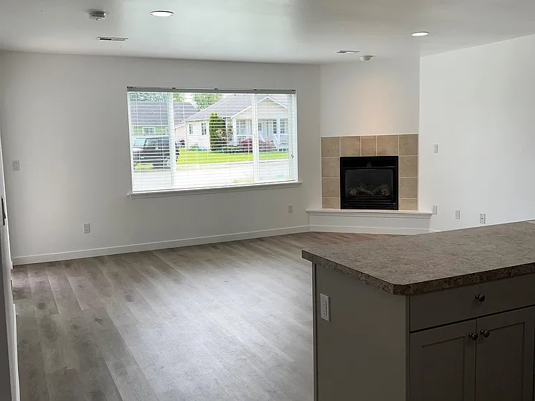 208 Noble St #1 — Photo 4