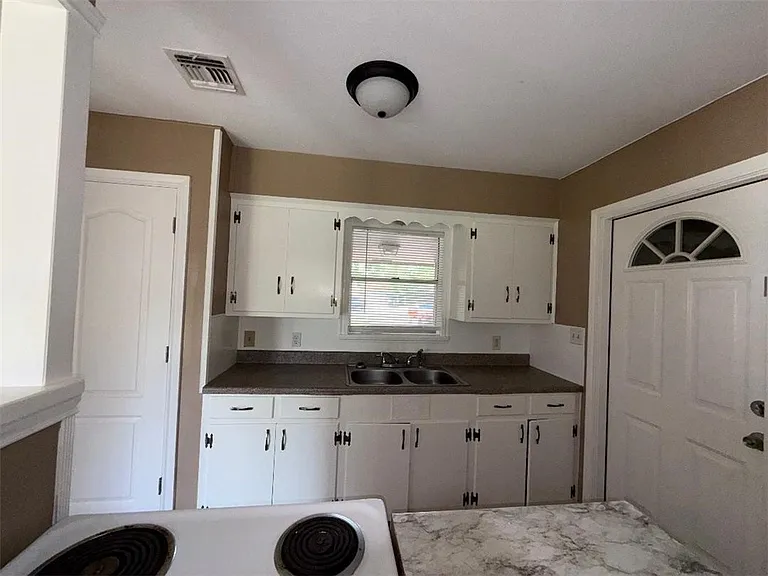 115 E Broadway St — Photo 5