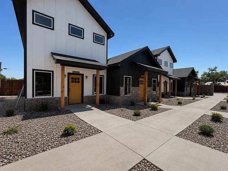 215 E Avenue K #B — Photo 32