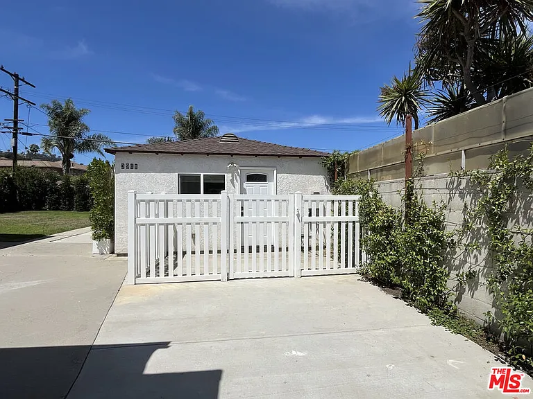 3901 S Orange Dr — Photo 16