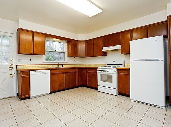 5th image of 8 Sackett Dr