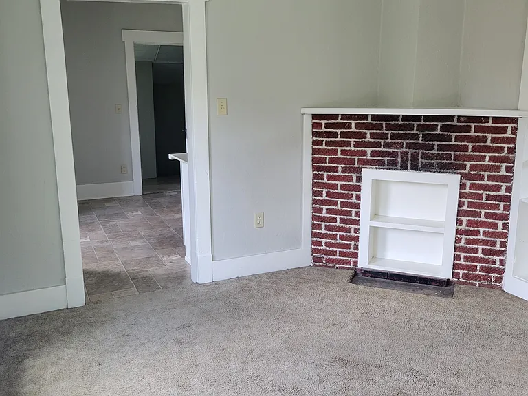 314 N Elm St — Photo 4