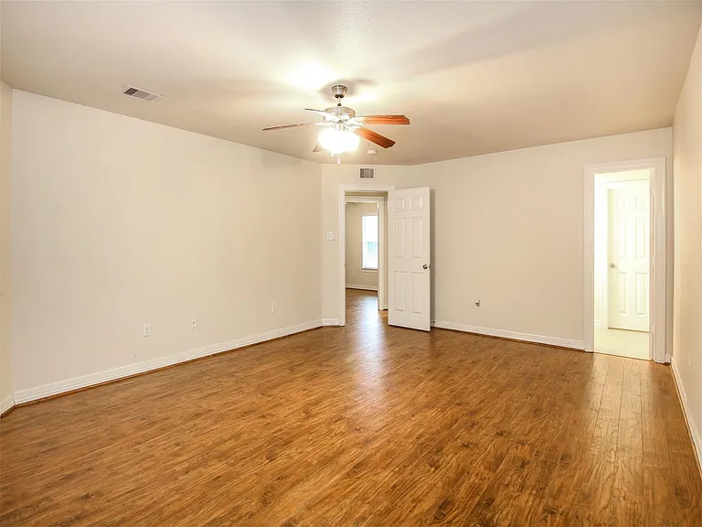 2915 Paige St — Photo 17