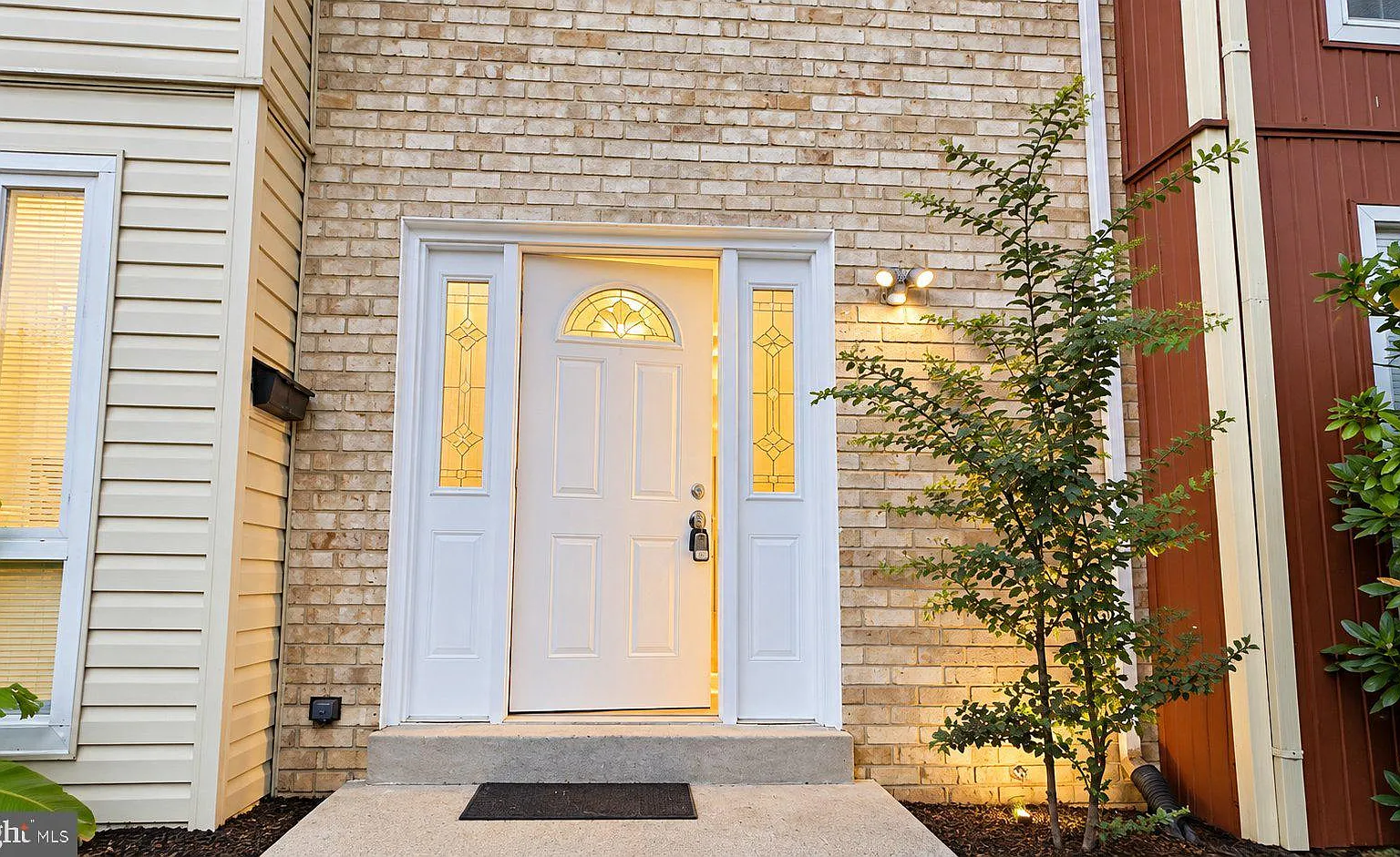 3 bed, 3.5 bath, 2049 sqft, $2,800 — Photo 1