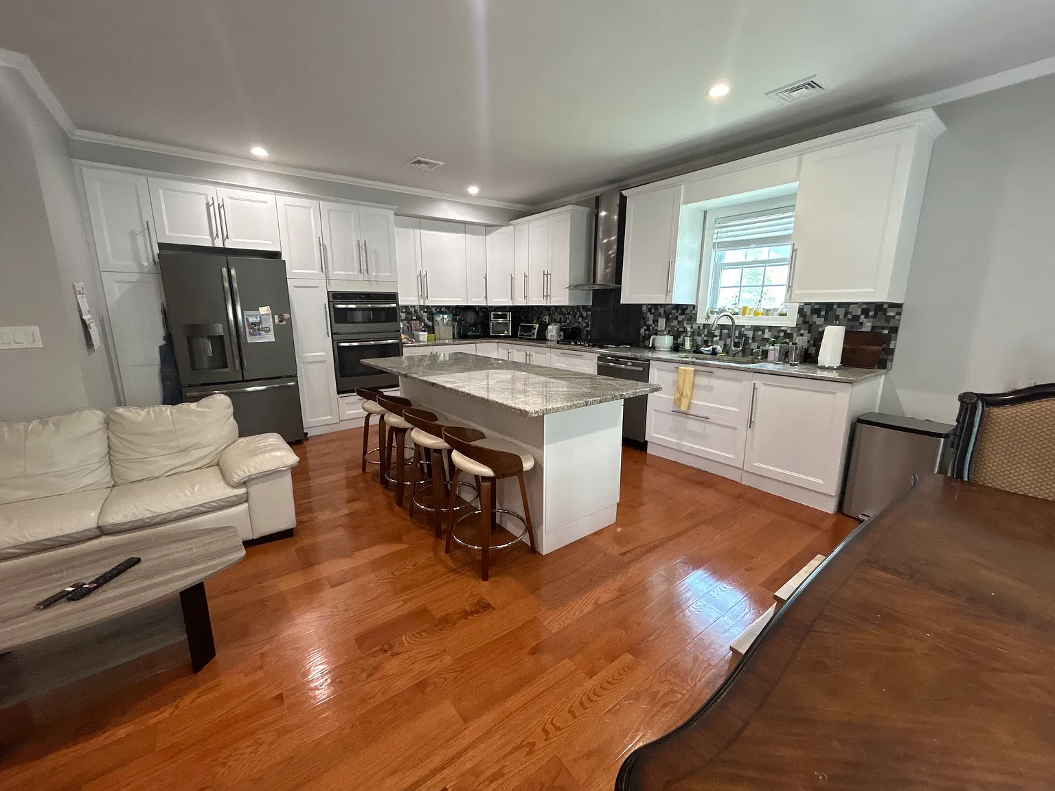 231 Hargreaves Ave — Photo 2