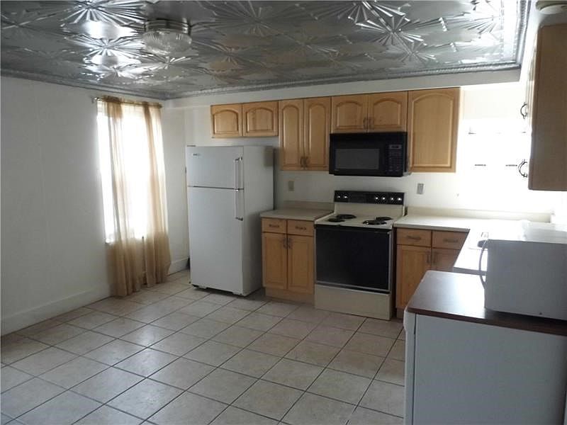 WONDERFUL EQUIPPED EATIN KITCHEN - NOTE TIN ROOF
