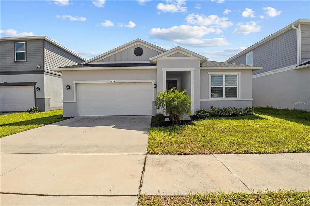 4 bed, 2.0 bath, 1983 sqft, $2,500 — Photo 1
