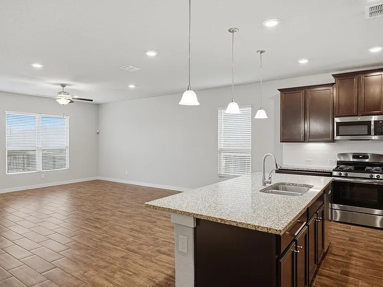 2431 Valencia Crst — Photo 6