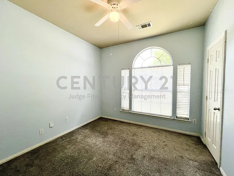 552 Kerry St — Photo 18