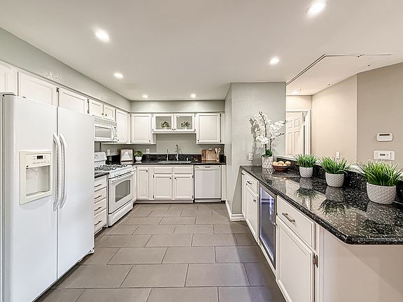 3rd image of 5420 Sylmar Ave APT 118