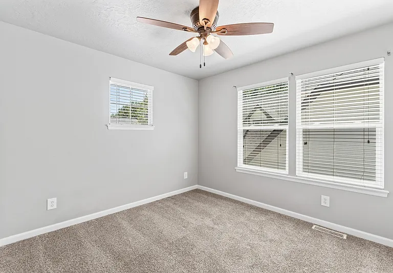 552 E Whitney Ct — Photo 26