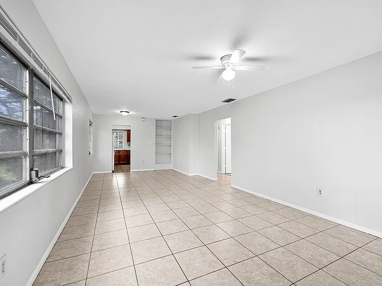 199 SW 15th St #3 — Photo 2