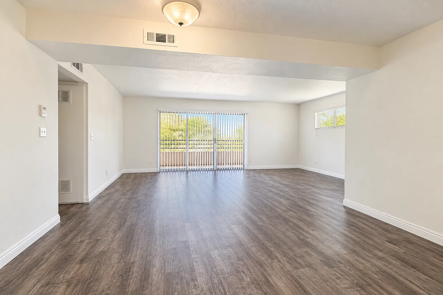 14545 Hart St — Photo 1