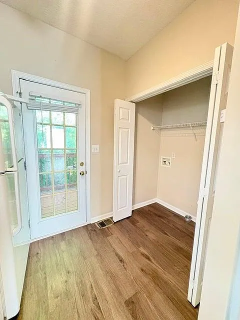 4 bed, 2.5 bath, 2300 sqft, $2,500 — Photo 4