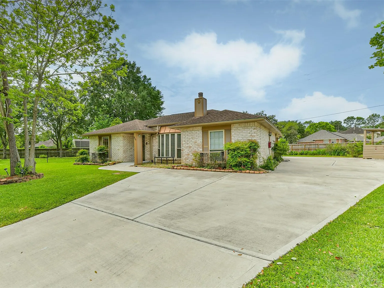 4 bed, 3.0 bath, 2646 sqft, $2,400 — Photo 2