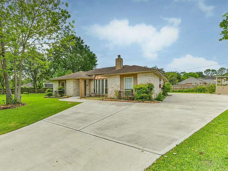 807 Stadium Cir — Photo 2