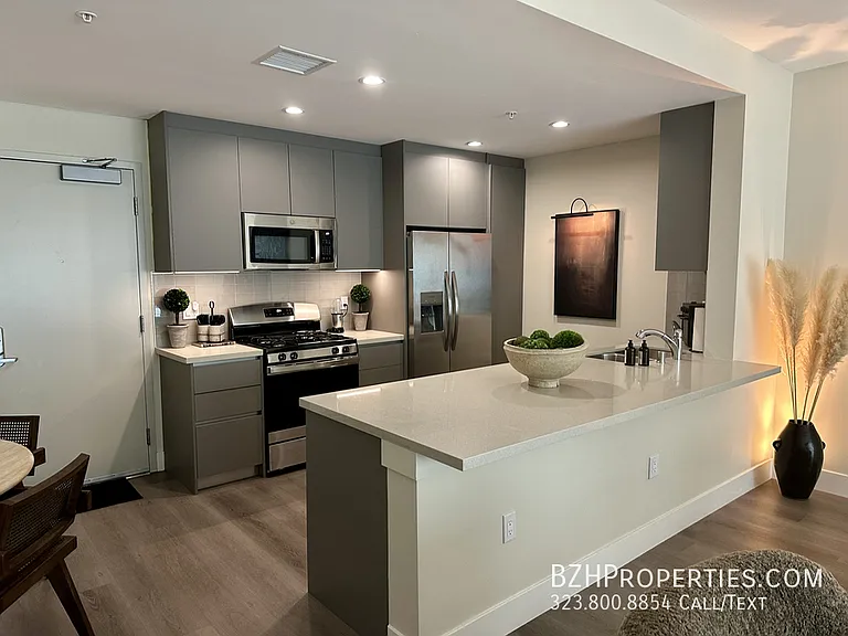 1223 N Hayworth Ave — Photo 12