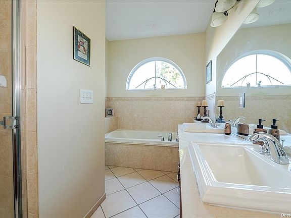 3rd image of 121 Constantine Way