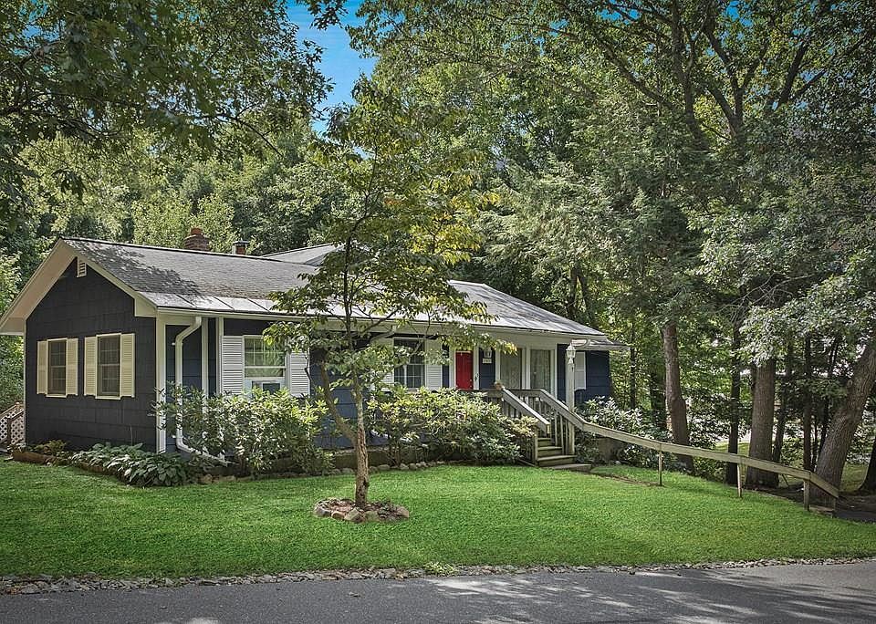 1st image of 140 Lake Dr