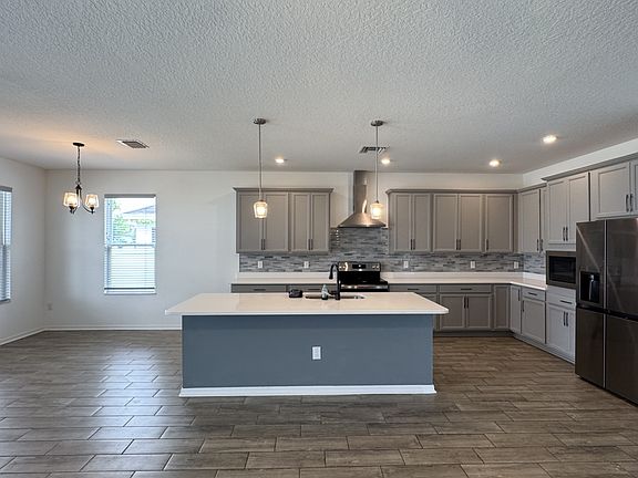 4th image of 484 Old Windsor Way