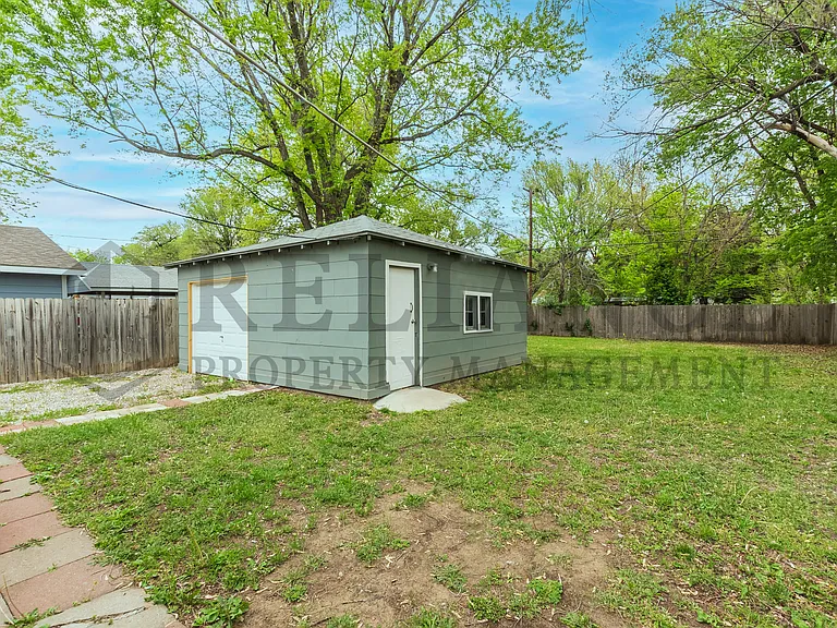 2106 S Madison Ave — Photo 18