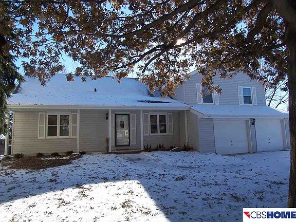 3rd image of 607 N 152nd Cir