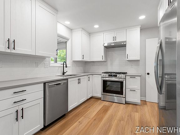 4th image of 411 Charles St