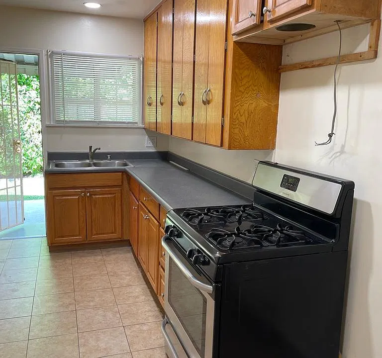 482 W 24th St
