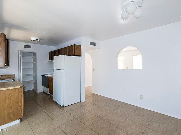 4th image of 221 W Lee St