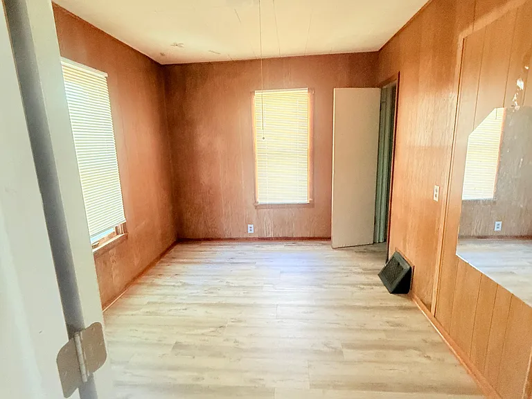 4646 Dupont Ave N — Photo 3
