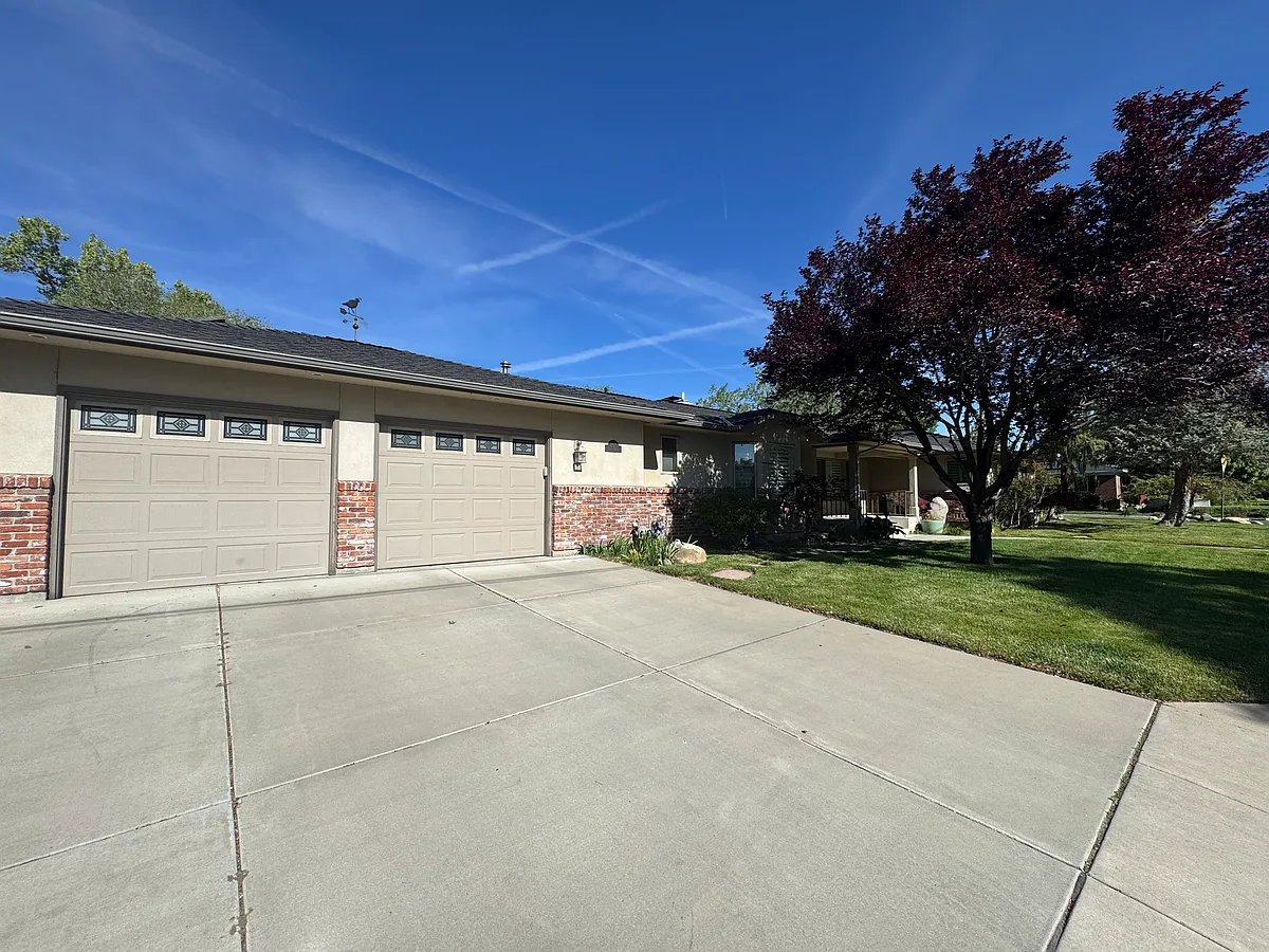 Building Photo - 255 Circle Dr