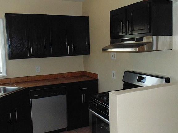 3rd image of 1534 Oak St