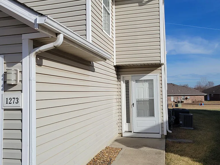 1279 NW Phelps Dr — Photo 25