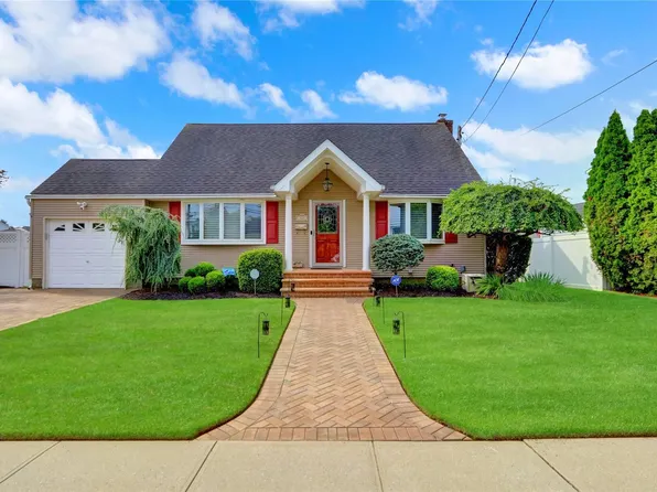 320 N Linden Street, Massapequa, NY 11758