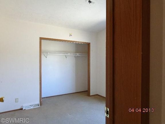 4th image of 417 Wood St N