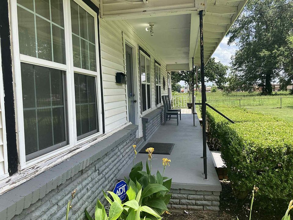 1st image of 1305 E Goliad Ave