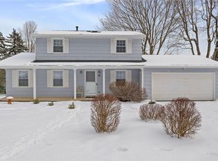 30 Chipping Rdg, Fairport, NY 14450