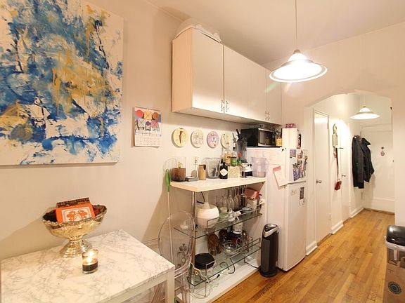 3rd image of 271 W 72nd St #31