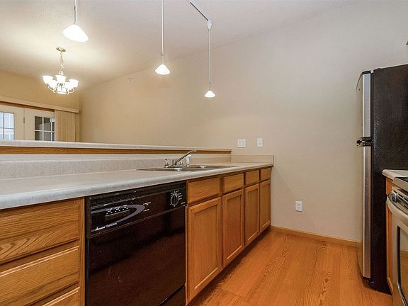 5th image of 420 Bradley Pl Unit 5